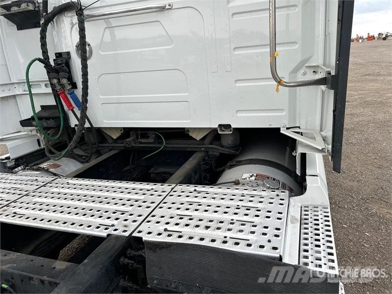 Volvo VNL Tractor Units