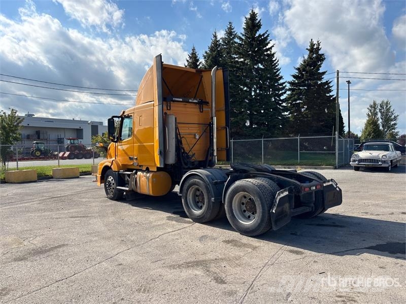 Volvo VNL 64T 430 6x4 T/A Sleeper Truck Tractor Vilcēji