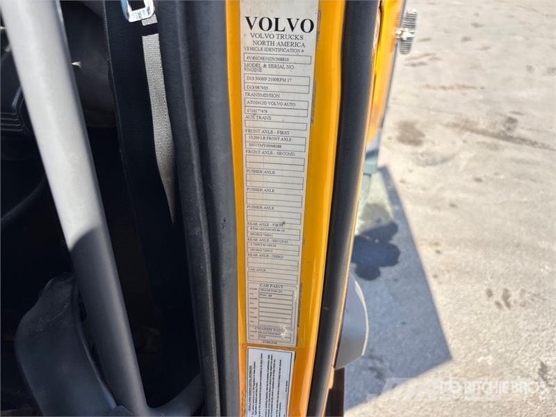 Volvo VNL 64T 430 6x4 T/A Sleeper Truck Tractor Vilcēji