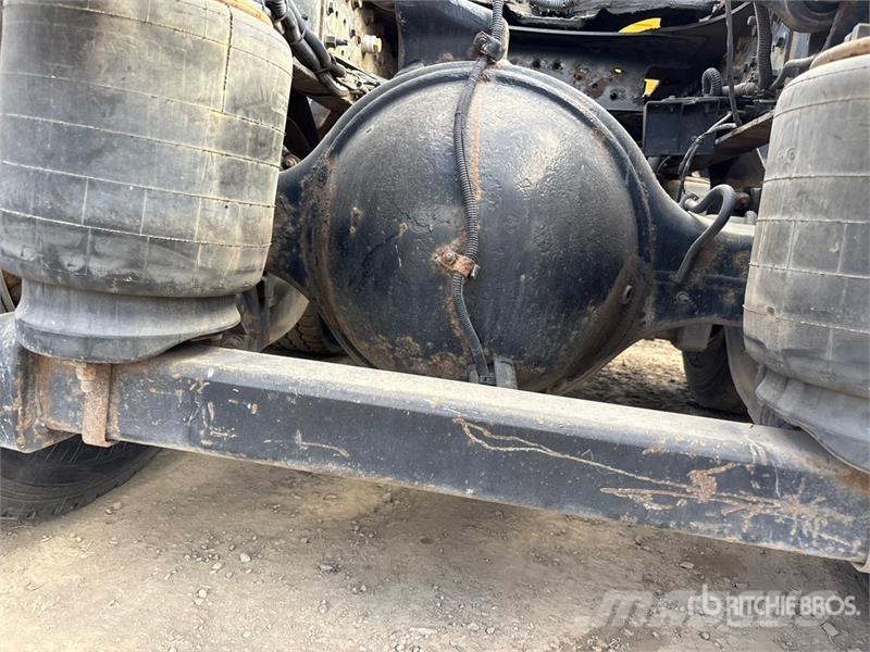 Volvo VNL 64T 430 6x4 T/A Sleeper Truck Tractor Vilcēji