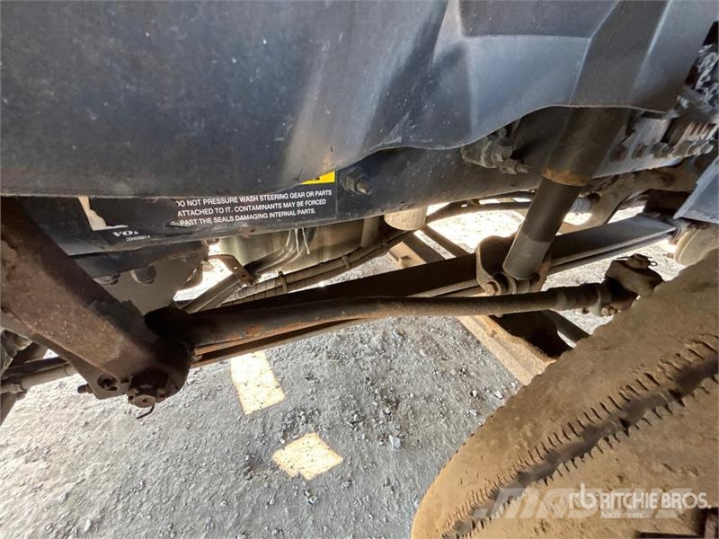 Volvo VNL 64T 430 6x4 T/A Sleeper Truck Tractor Vilcēji