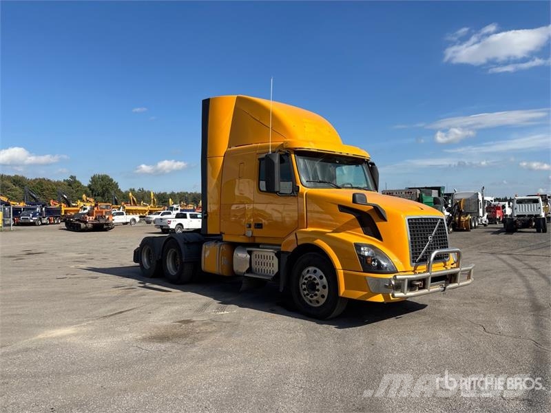 Volvo VNL 64T 430 6x4 T/A Sleeper Truck Tractor Vilcēji