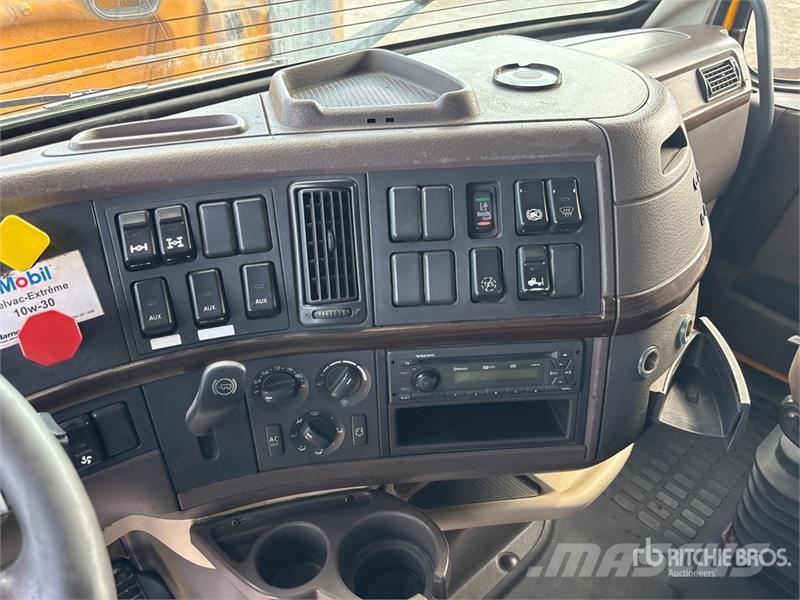 Volvo VNL 64T 430 6x4 T/A Sleeper Truck Tractor Vilcēji