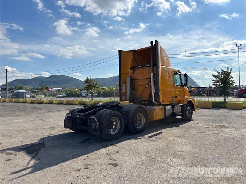 Volvo VNL 64T 430 6x4 T/A Sleeper Truck Tractor Vilcēji