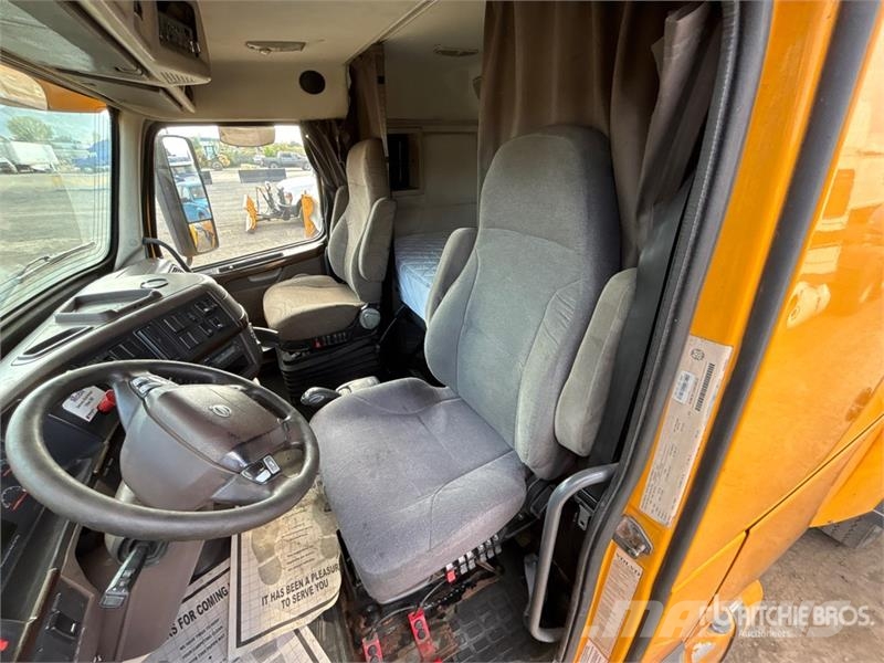 Volvo VNL 64T 430 6x4 T/A Sleeper Truck Tractor Vilcēji