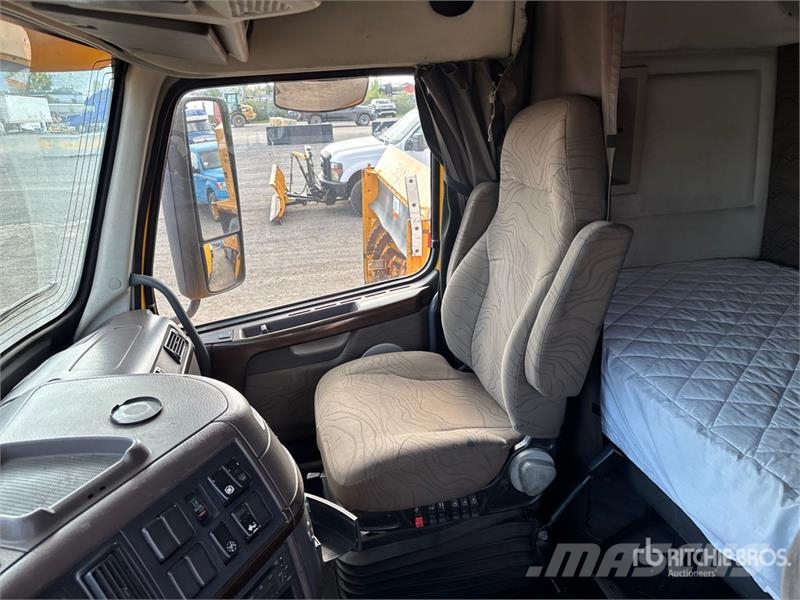 Volvo VNL 64T 430 6x4 T/A Sleeper Truck Tractor Vilcēji