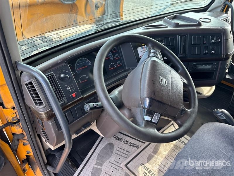 Volvo VNL 64T 430 6x4 T/A Sleeper Truck Tractor Vilcēji