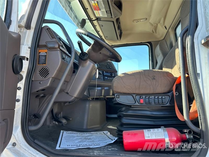 Volvo VNL300 6x4 T/A Day Cab Truck Tractor Traktorske jedinice