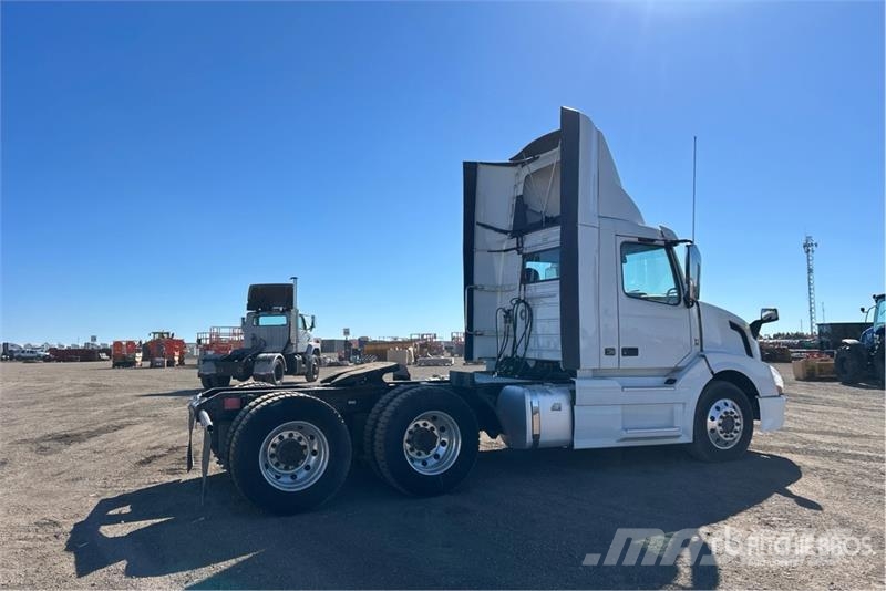 Volvo VNL300 6x4 T/A Day Cab Truck Tractor Traktorske jedinice