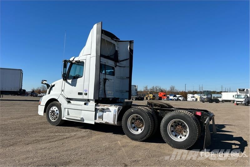 Volvo VNL300 6x4 T/A Day Cab Truck Tractor Traktorske jedinice