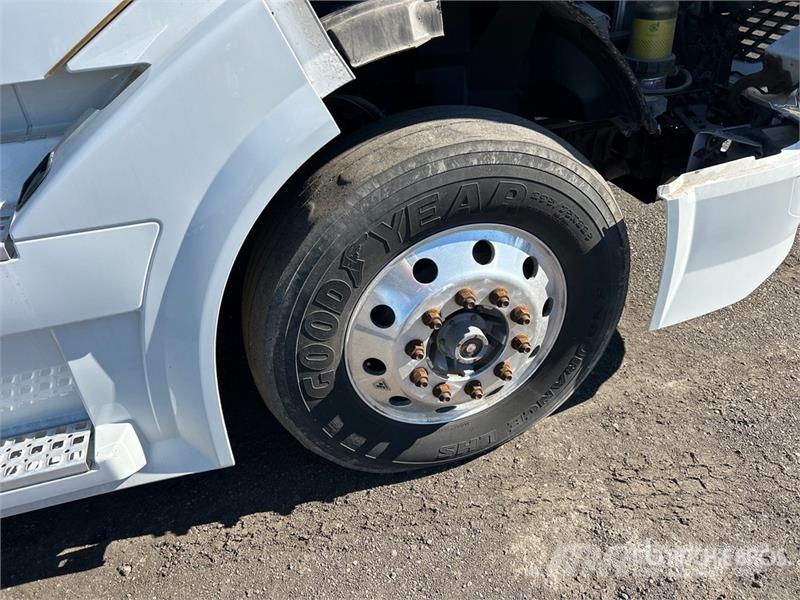 Volvo VNL300 6x4 T/A Day Cab Truck Tractor Traktorske jedinice
