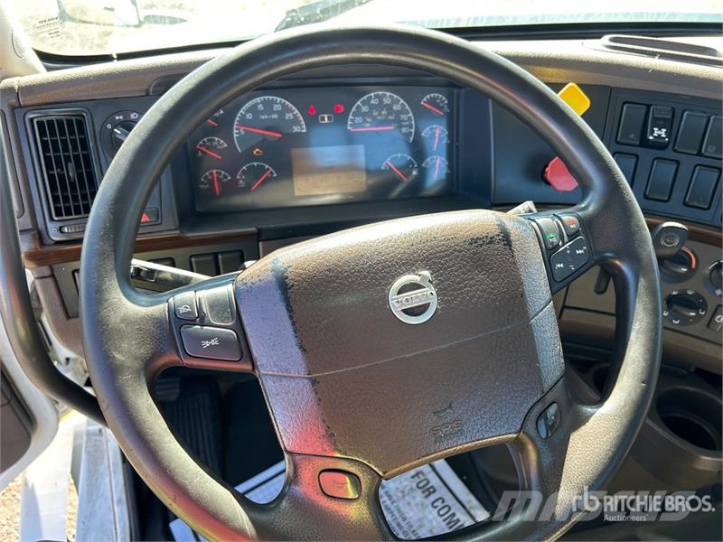 Volvo VNL300 6x4 T/A Day Cab Truck Tractor Traktorske jedinice