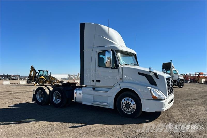 Volvo VNL300 6x4 T/A Day Cab Truck Tractor Traktorske jedinice