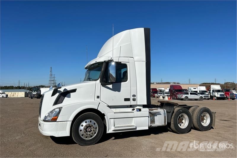 Volvo VNL300 6x4 T/A Day Cab Truck Tractor Traktorske jedinice