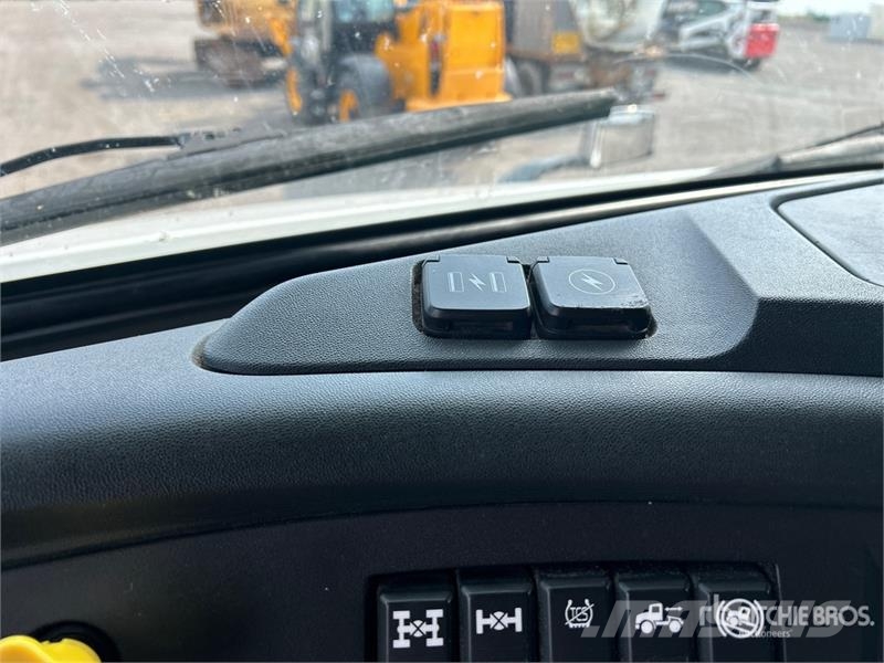 Volvo VNL860 Tractor Units