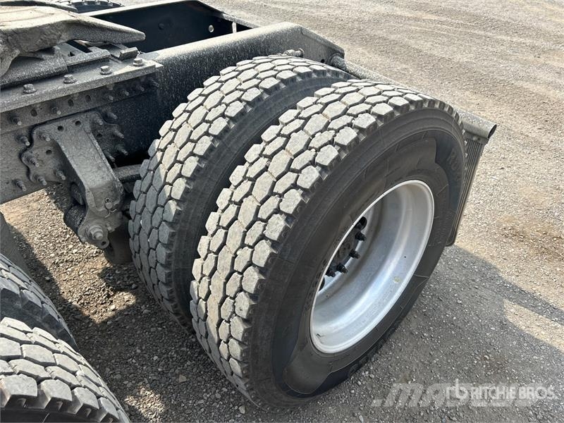 Volvo VNL860 Tractor Units
