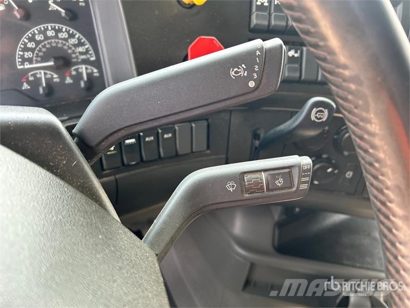 Volvo VNL860 Tractor Units