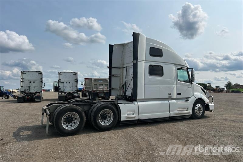 Volvo VNL860 Tractor Units