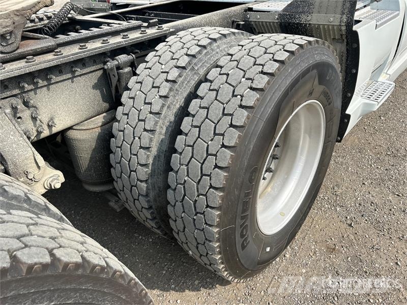 Volvo VNL860 Tractor Units