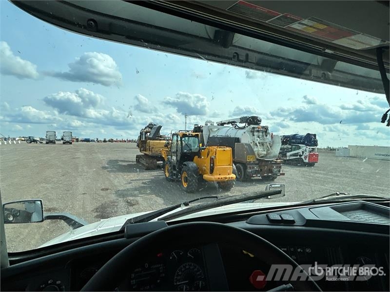 Volvo VNL860 Tractor Units