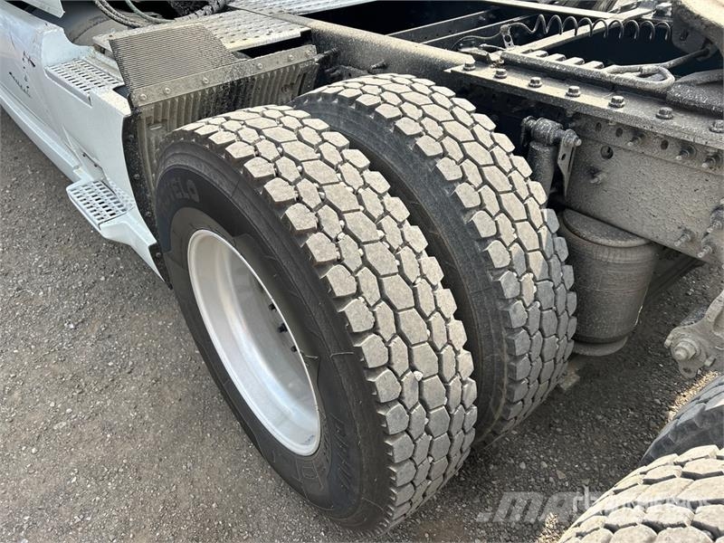 Volvo VNL860 Tractor Units