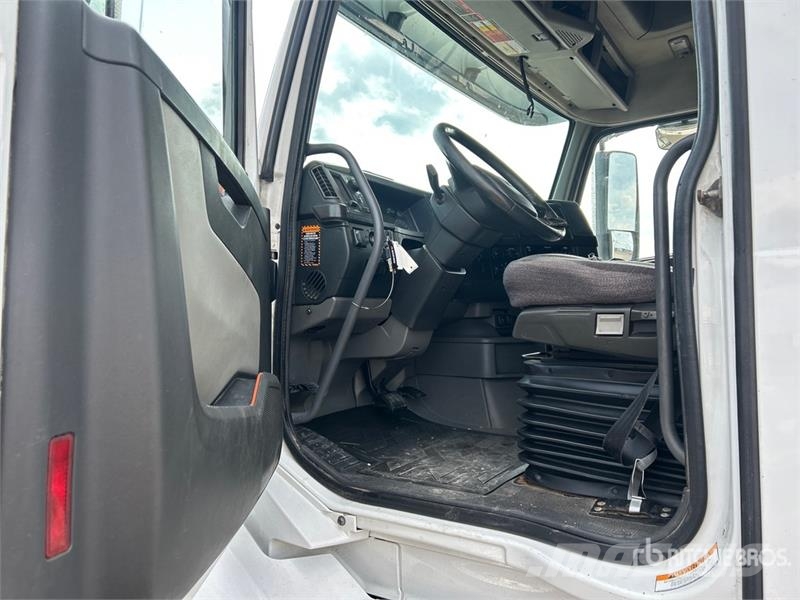 Volvo VNL860 Tractor Units