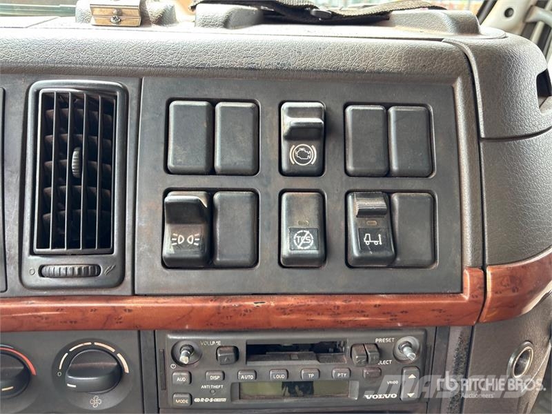 Volvo VNM صهاريج مياه