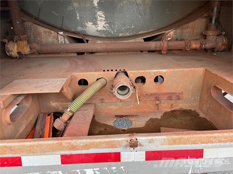 Volvo VNM صهاريج مياه