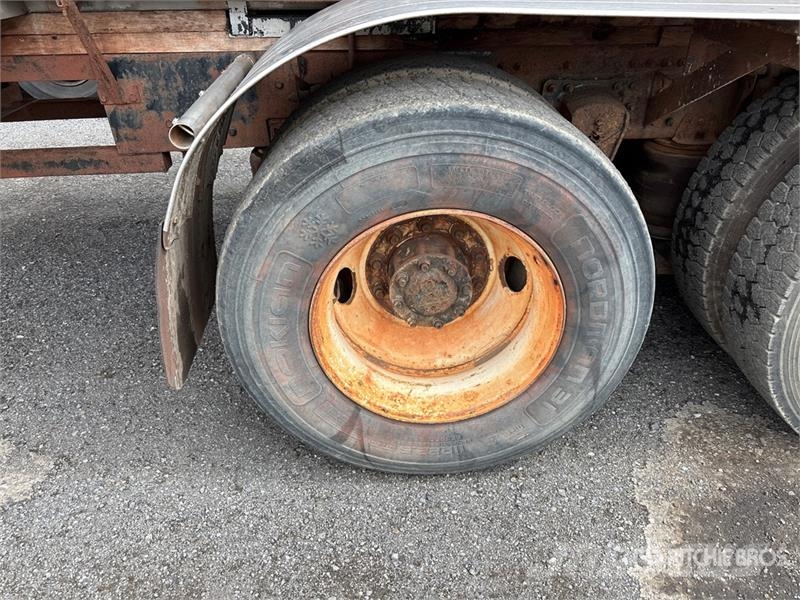 Volvo VNM صهاريج مياه