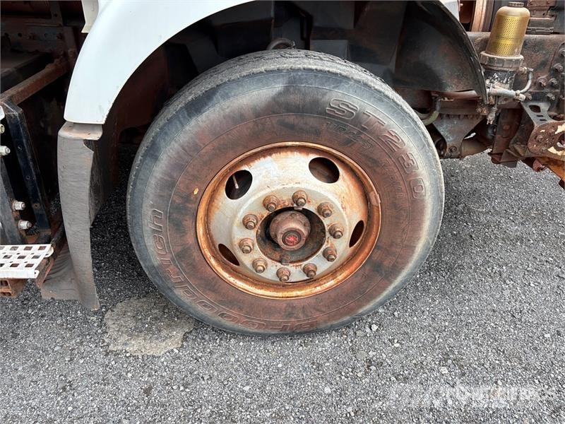 Volvo VNM صهاريج مياه