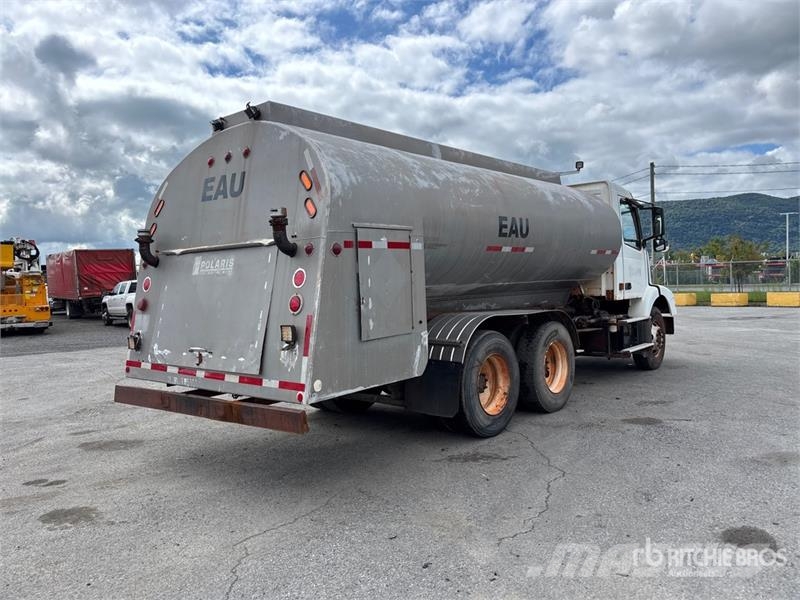 Volvo VNM صهاريج مياه