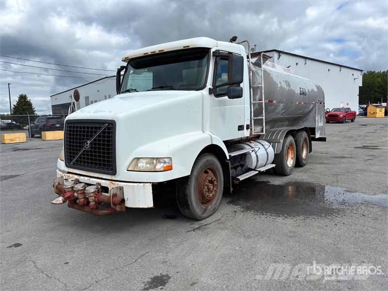 Volvo VNM صهاريج مياه