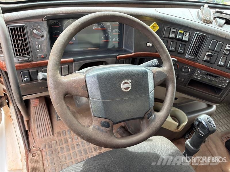 Volvo VNM صهاريج مياه
