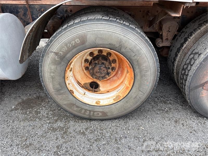 Volvo VNM صهاريج مياه