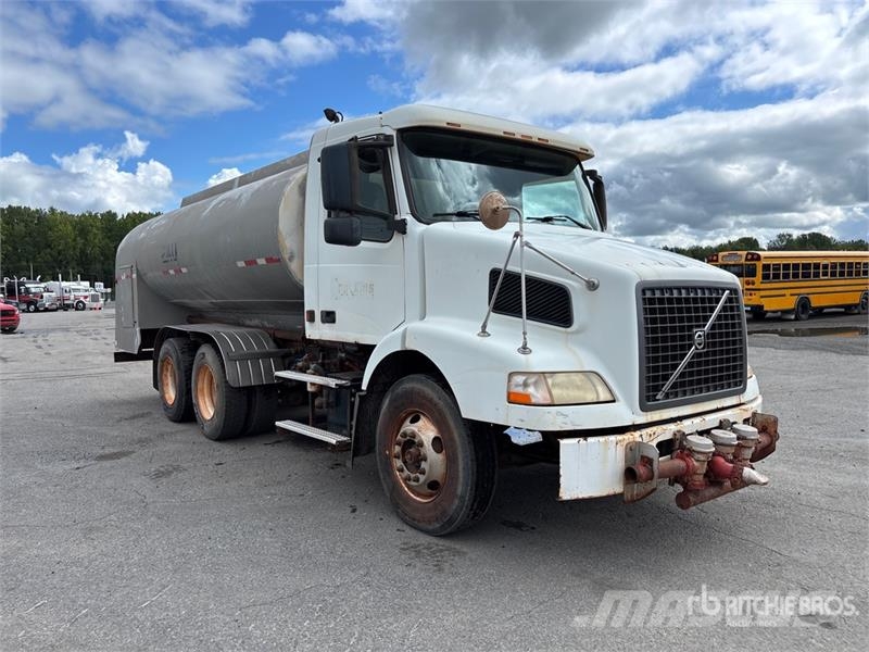 Volvo VNM صهاريج مياه