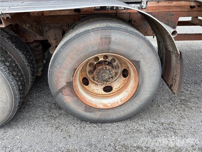Volvo VNM صهاريج مياه