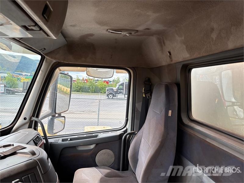 Volvo VNM صهاريج مياه
