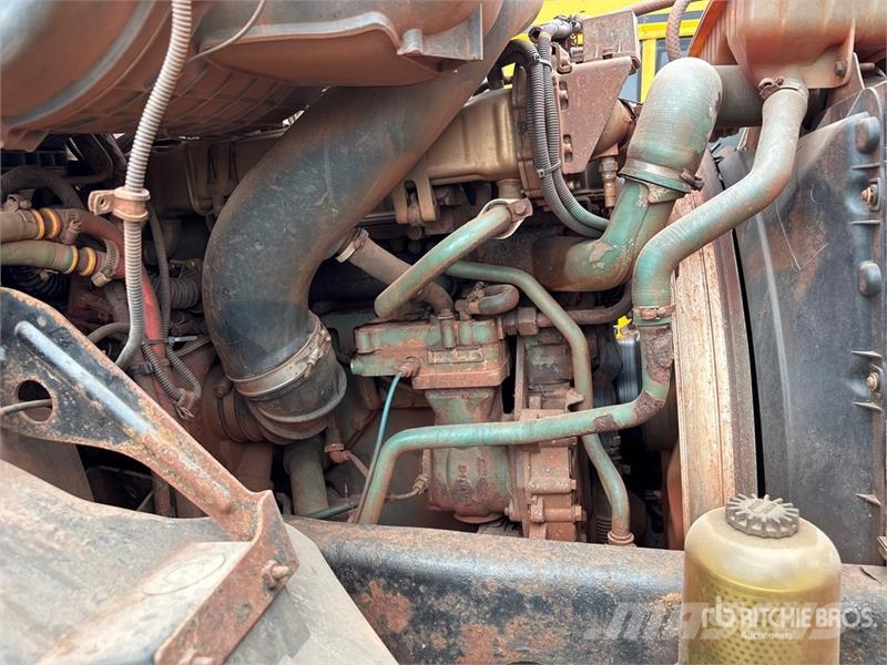 Volvo VNM صهاريج مياه