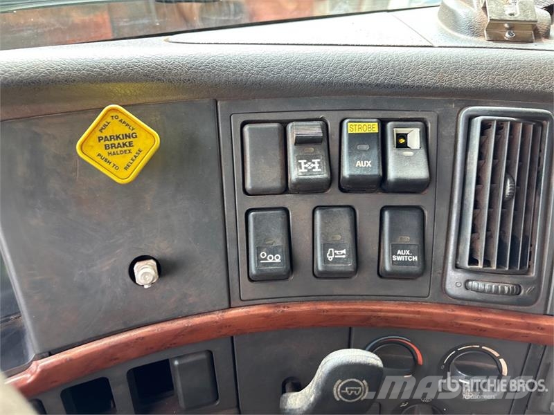 Volvo VNM صهاريج مياه