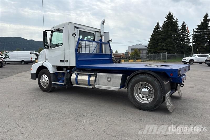 Volvo VNM 4x2 Versatile Hauler Truck Sattelzugmaschinen