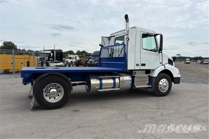 Volvo VNM 4x2 Versatile Hauler Truck Sattelzugmaschinen