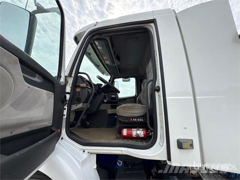 Volvo VNM 4x2 Versatile Hauler Truck Τράκτορες