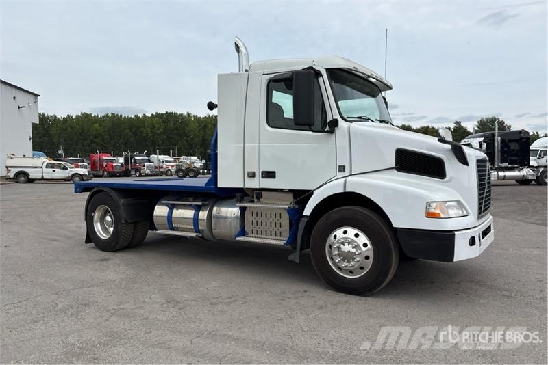Volvo VNM 4x2 Versatile Hauler Truck Sattelzugmaschinen