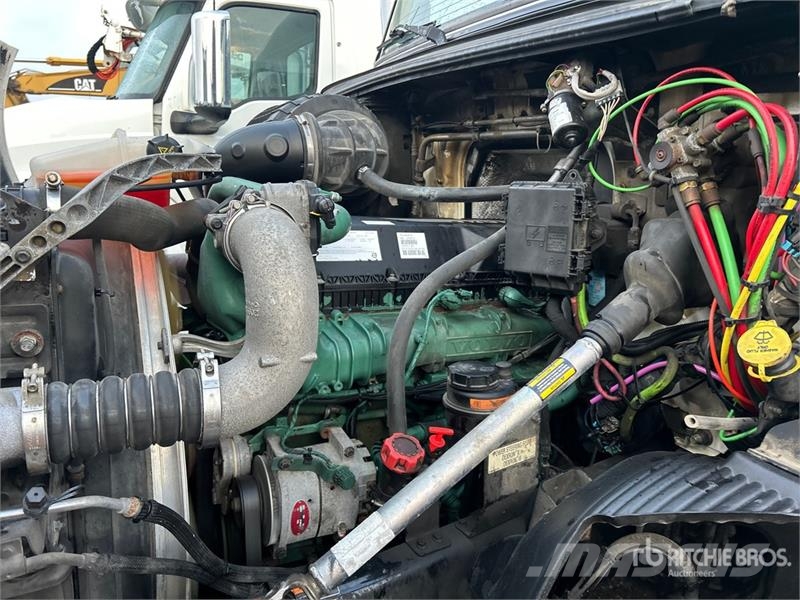 Volvo VNR 6x4 T/A Day Cab Truck Tractor Motrici e Trattori Stradali