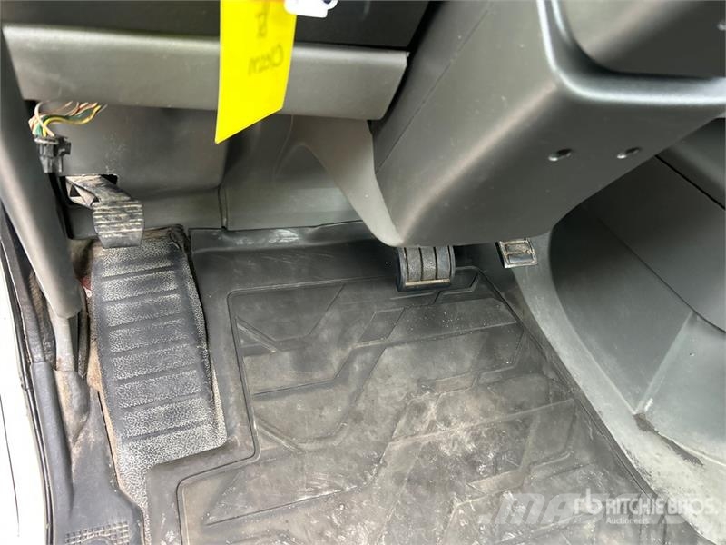 Volvo VNR 6x4 T/A Day Cab Truck Tractor 牵引车