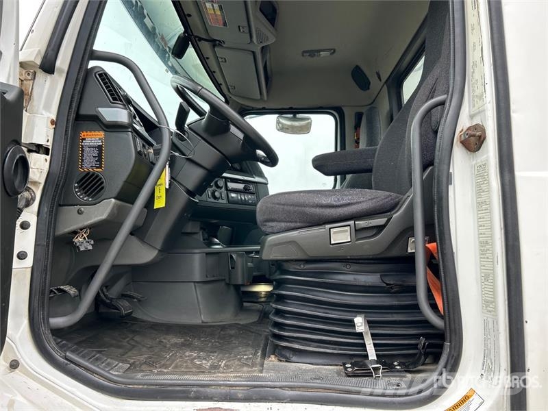 Volvo VNR 6x4 T/A Day Cab Truck Tractor 牵引车