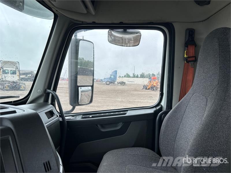 Volvo VNR 6x4 T/A Day Cab Truck Tractor 牵引车