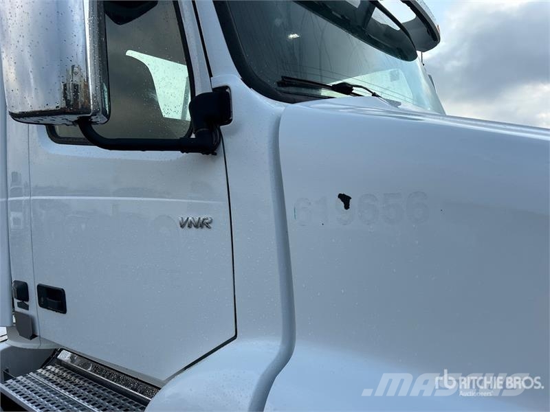 Volvo VNR 6x4 T/A Day Cab Truck Tractor Motrici e Trattori Stradali