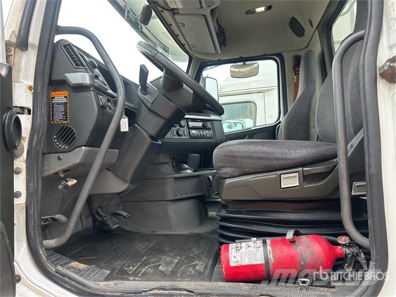 Volvo VNR 6x4 T/A Day Cab Truck Tractor 牵引车