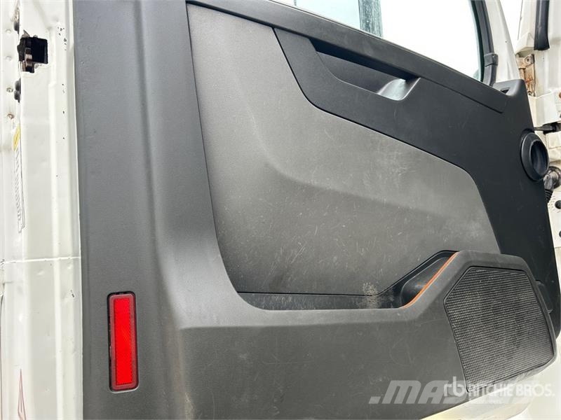 Volvo VNR 6x4 T/A Day Cab Truck Tractor 牵引车